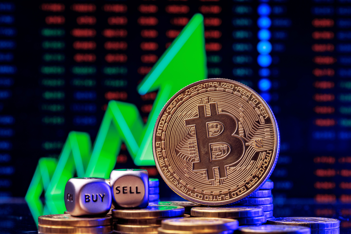 Криптовалютный рынок растет: Биткоин выше $93 000, Kraken и Vanguard расширяются